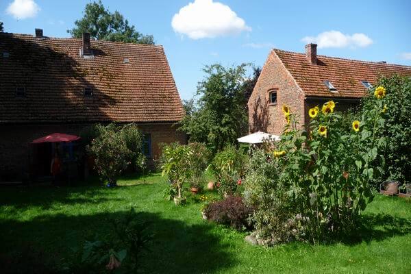 Garten mit beiden Häusern. | Ferienwohnungen Müritz - Alte Ziegelei